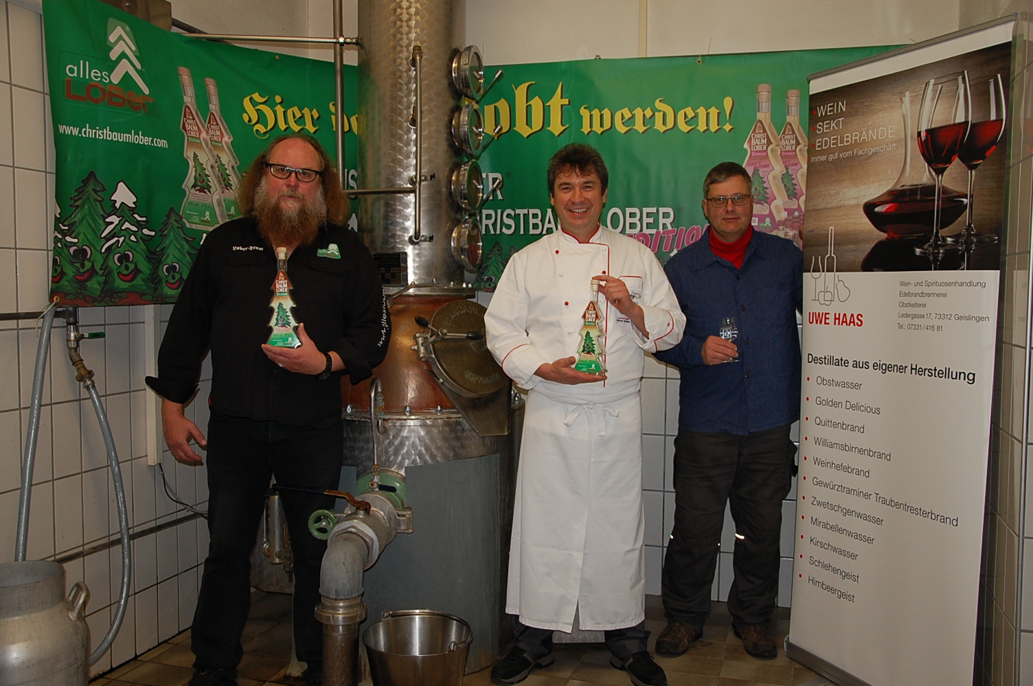 Christbaumlober 2.0 | Neustart | Die ersten beiden neu abgefüllten Tannenbaum-Flaschen präsentiert das Geislinger Dreigestirn: Christbaumlober in Person Mike Reinke, Edeldestillat-Speziailist Uwe Haas und Profikoch Oliver Schendzielorz Christbaumlober 2.0 | Neustart | Die ersten beiden neu abgefüllten Tannenbaum-Flaschen präsentiert das Geislinger Dreigestirn: Christbaumlober in Person Mike Reinke, Edeldestillat-Speziailist Uwe Haas und Profikoch Oliver Schendzielorz